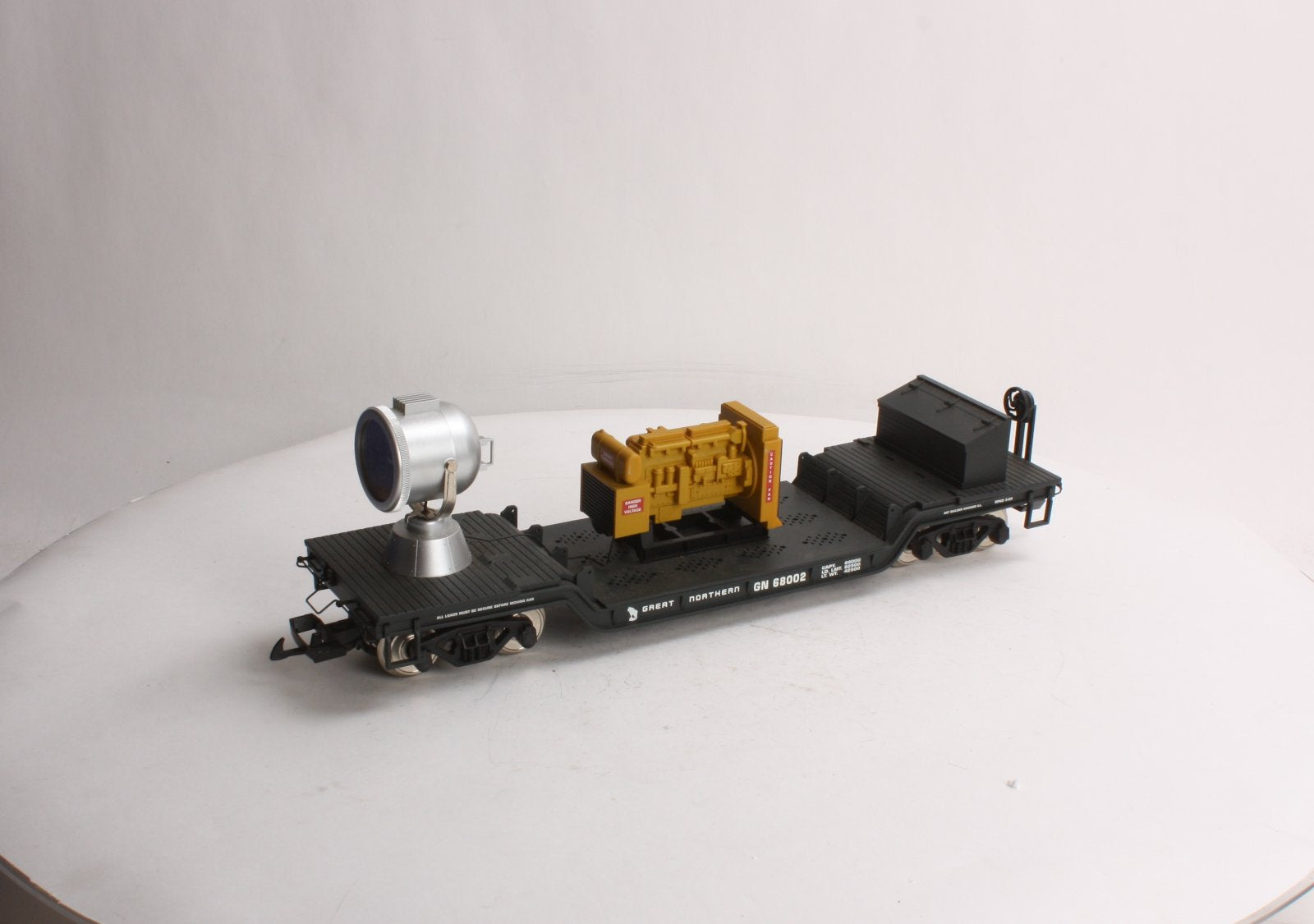 USA Trains R17329 G GN Searchlight-Style Depressed-Center Flat Car w/Generator
