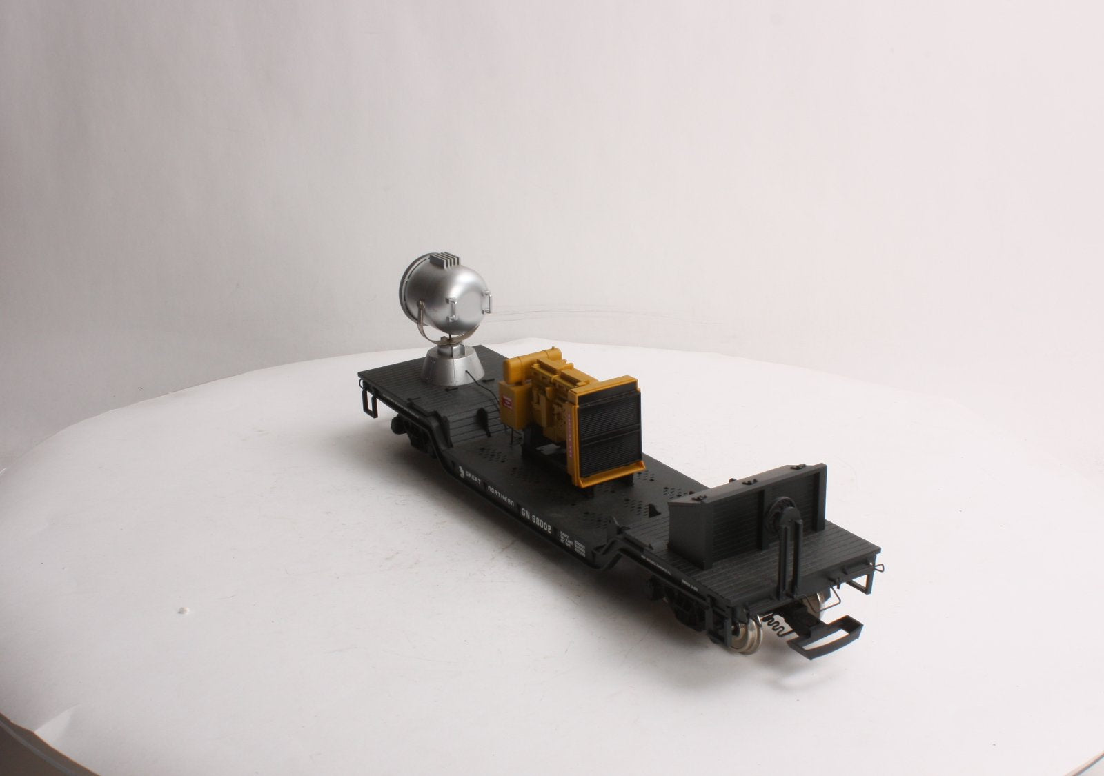 USA Trains R17329 G GN Searchlight-Style Depressed-Center Flat Car w/Generator
