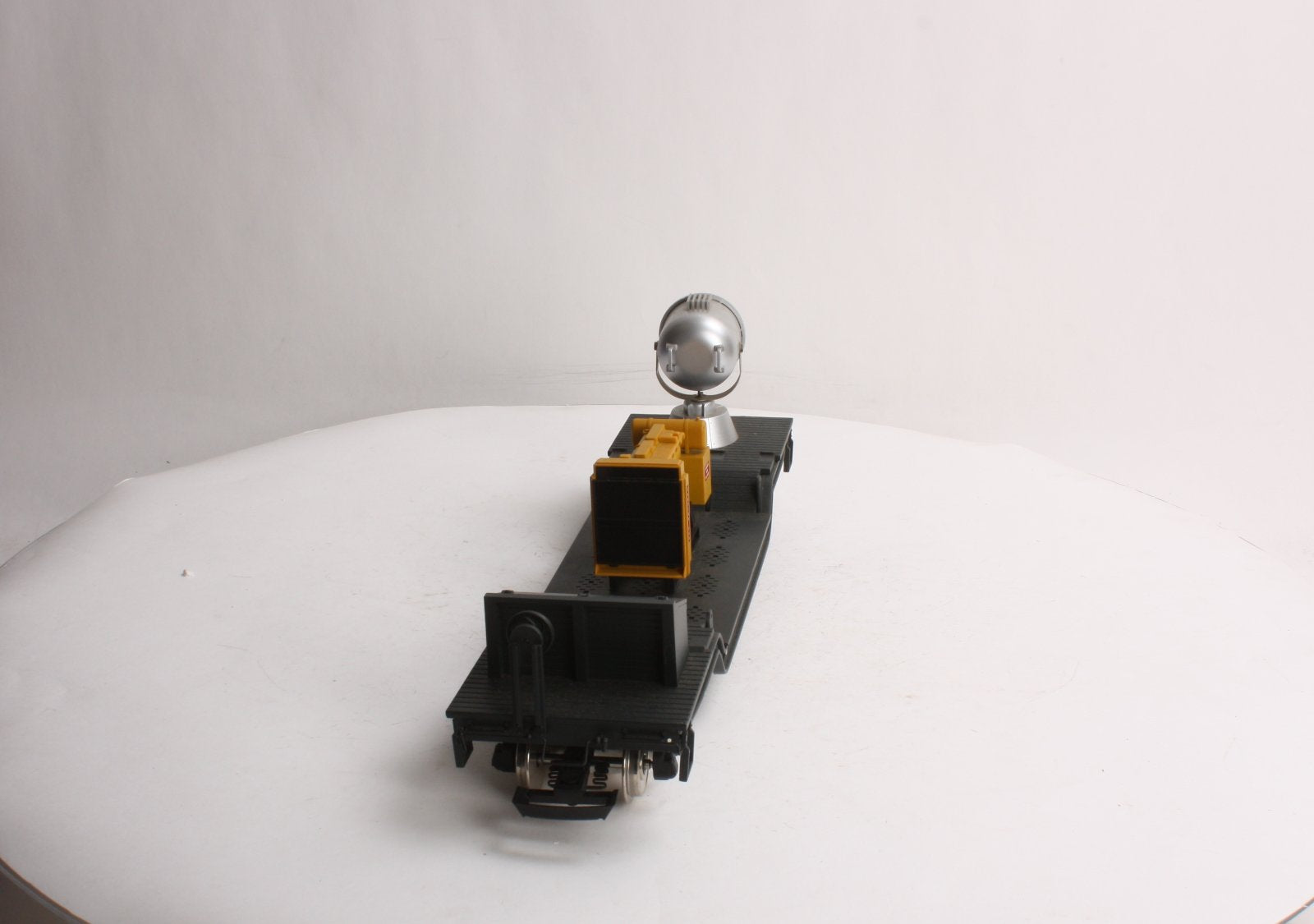 USA Trains R17329 G GN Searchlight-Style Depressed-Center Flat Car w/Generator