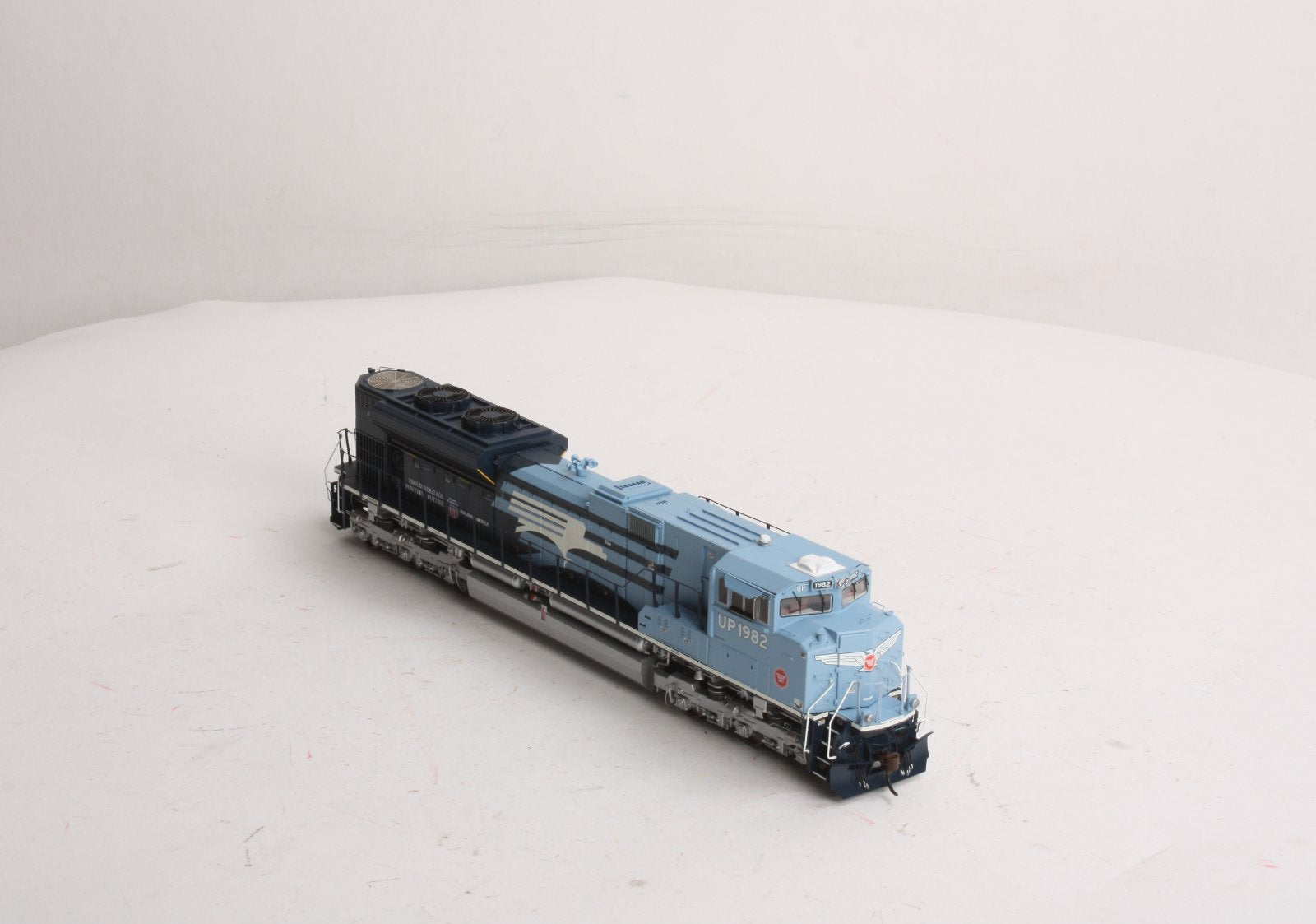 Athearn G68611 HO Union Pacific SD70ACe Diesel Locomotive w/DCC & Sound #1982