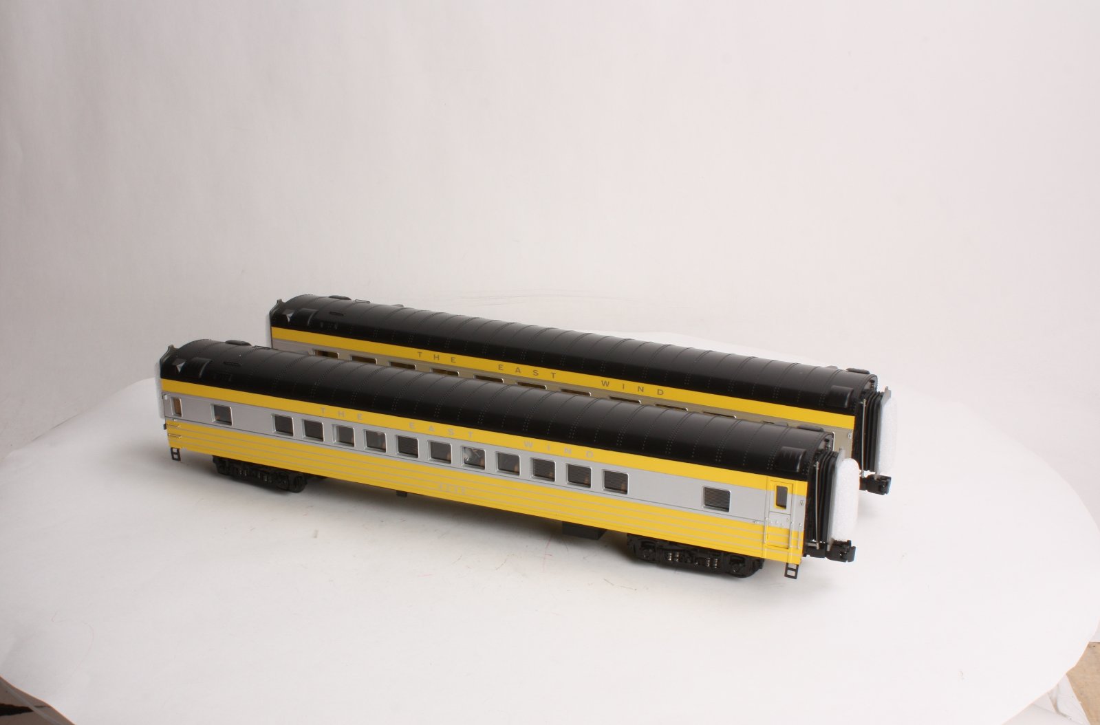 MTH 20-66124 O The East Wind 70' Streamlined Coach/Din Passenger Set (Set of 2)