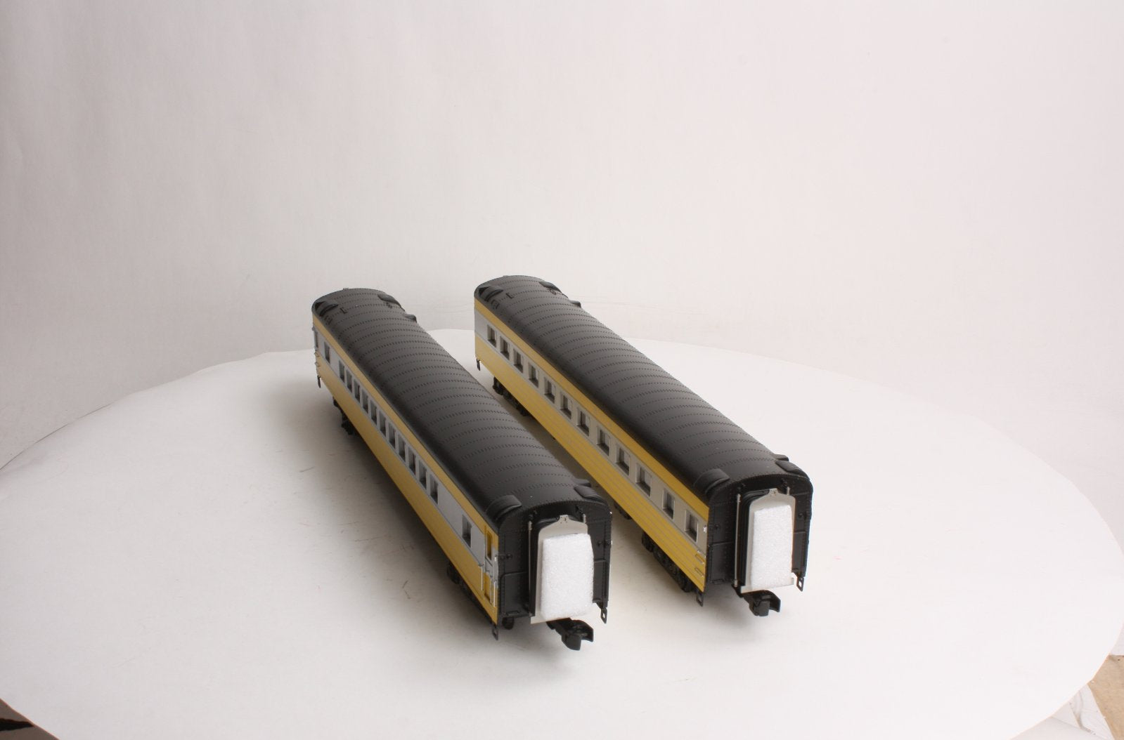MTH 20-66124 O The East Wind 70' Streamlined Coach/Din Passenger Set (Set of 2)