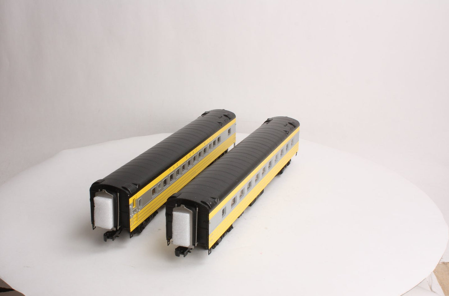 MTH 20-66124 O The East Wind 70' Streamlined Coach/Din Passenger Set (Set of 2)