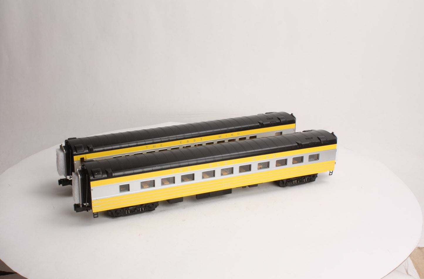 MTH 20-66124 O The East Wind 70' Streamlined Coach/Din Passenger Set (Set of 2)