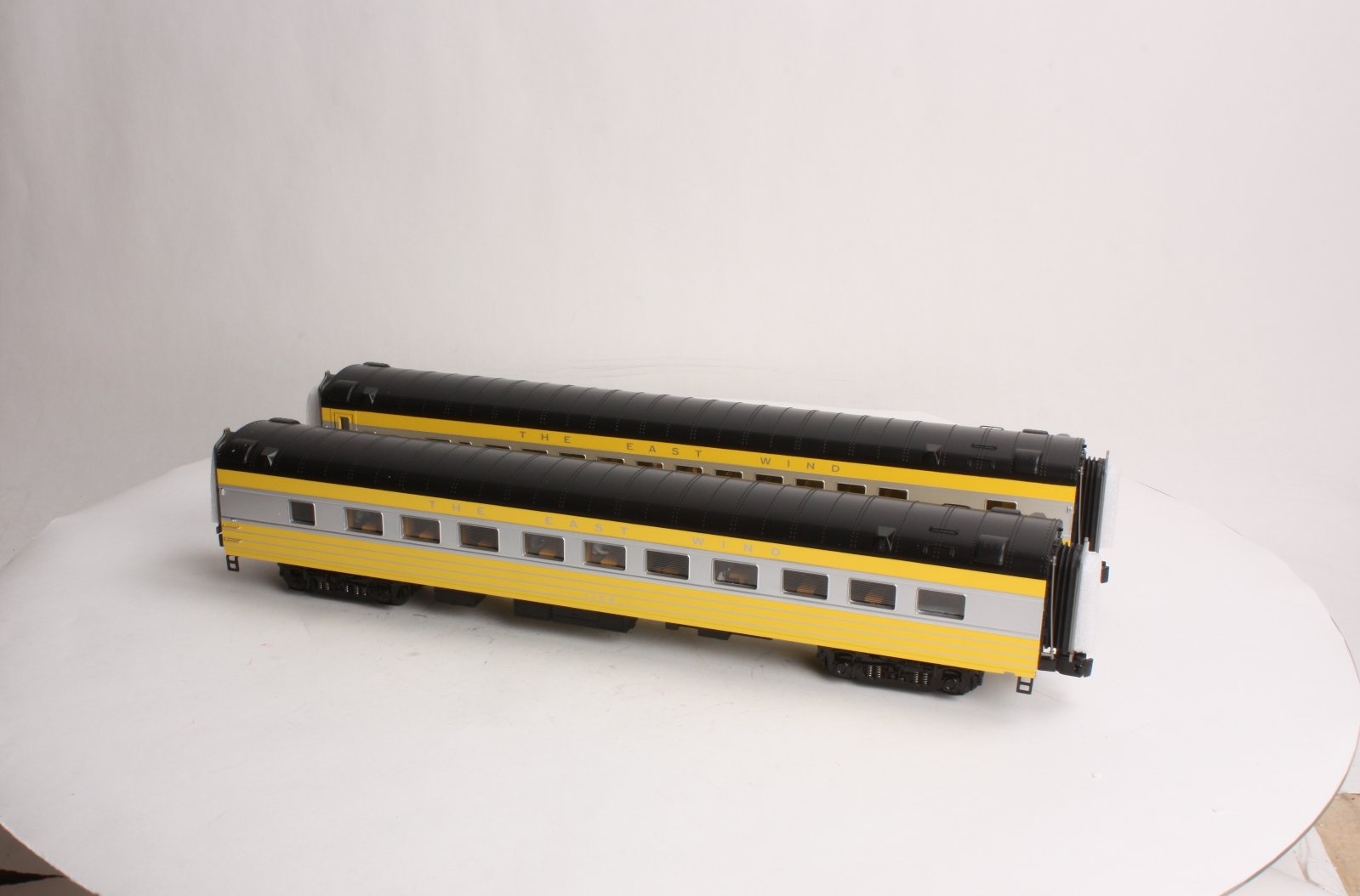 MTH 20-66124 O The East Wind 70' Streamlined Coach/Din Passenger Set (Set of 2)