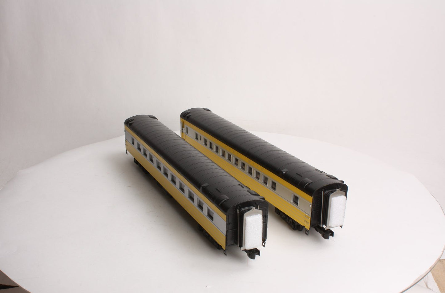 MTH 20-66124 O The East Wind 70' Streamlined Coach/Din Passenger Set (Set of 2)