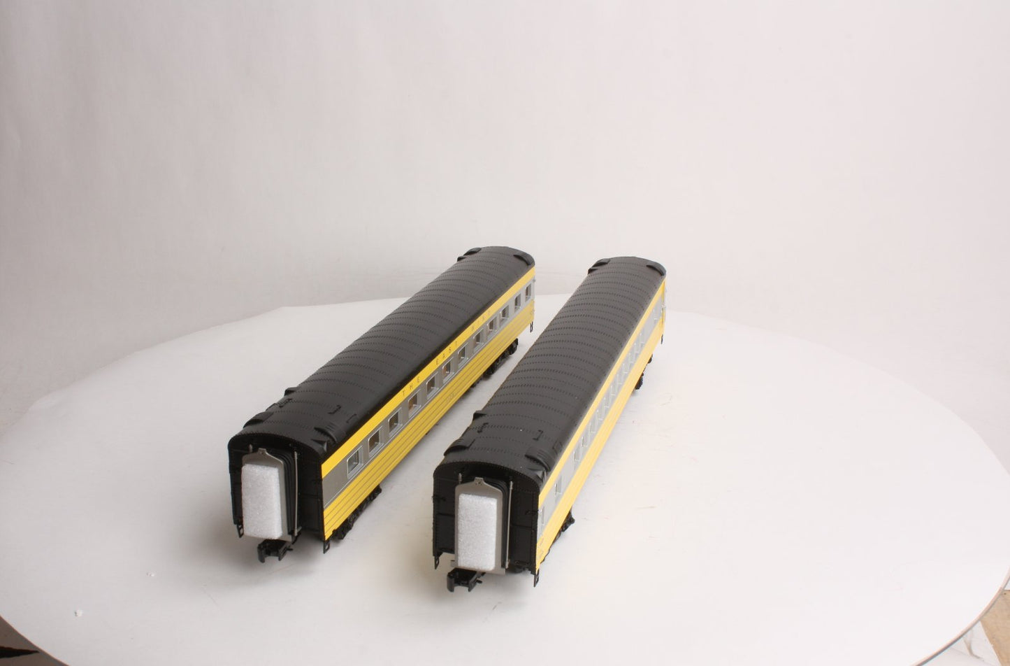MTH 20-66124 O The East Wind 70' Streamlined Coach/Din Passenger Set (Set of 2)
