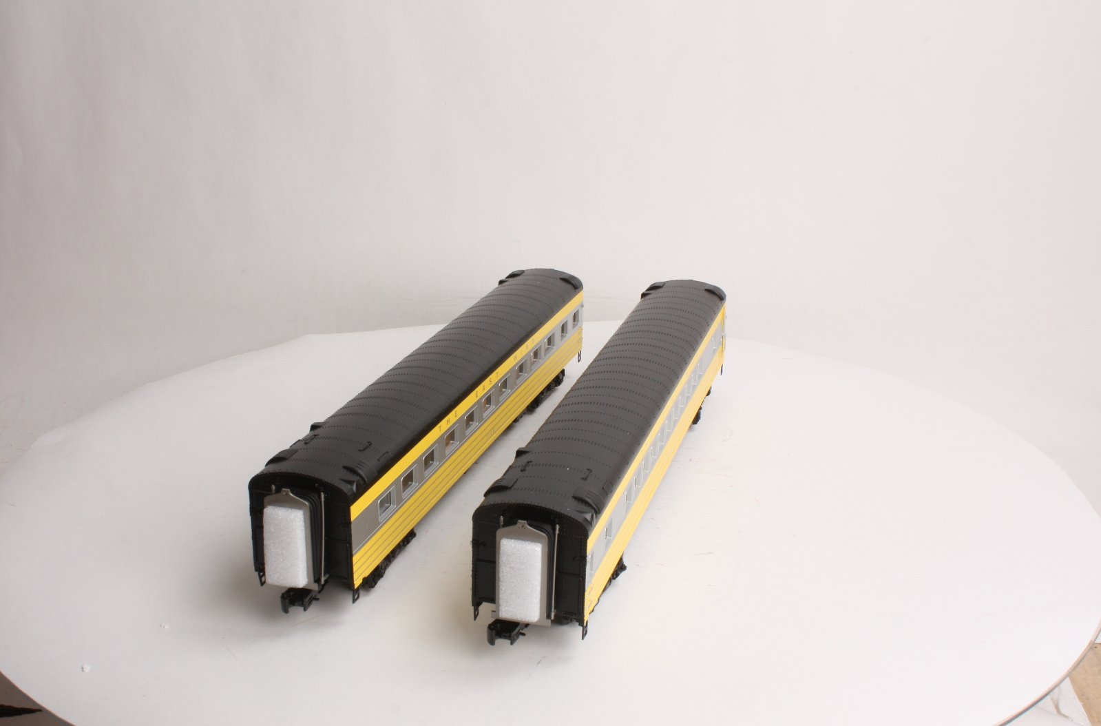 MTH 20-66124 O The East Wind 70' Streamlined Coach/Din Passenger Set (Set of 2)