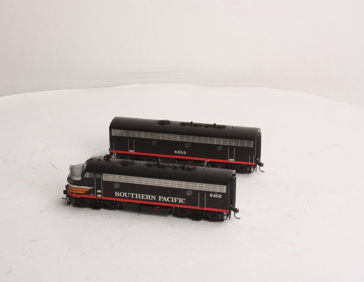 Athearn G22091 HO SP/Black Widow Modernized F7 A/B Diesel Locomotive #6402,#8303