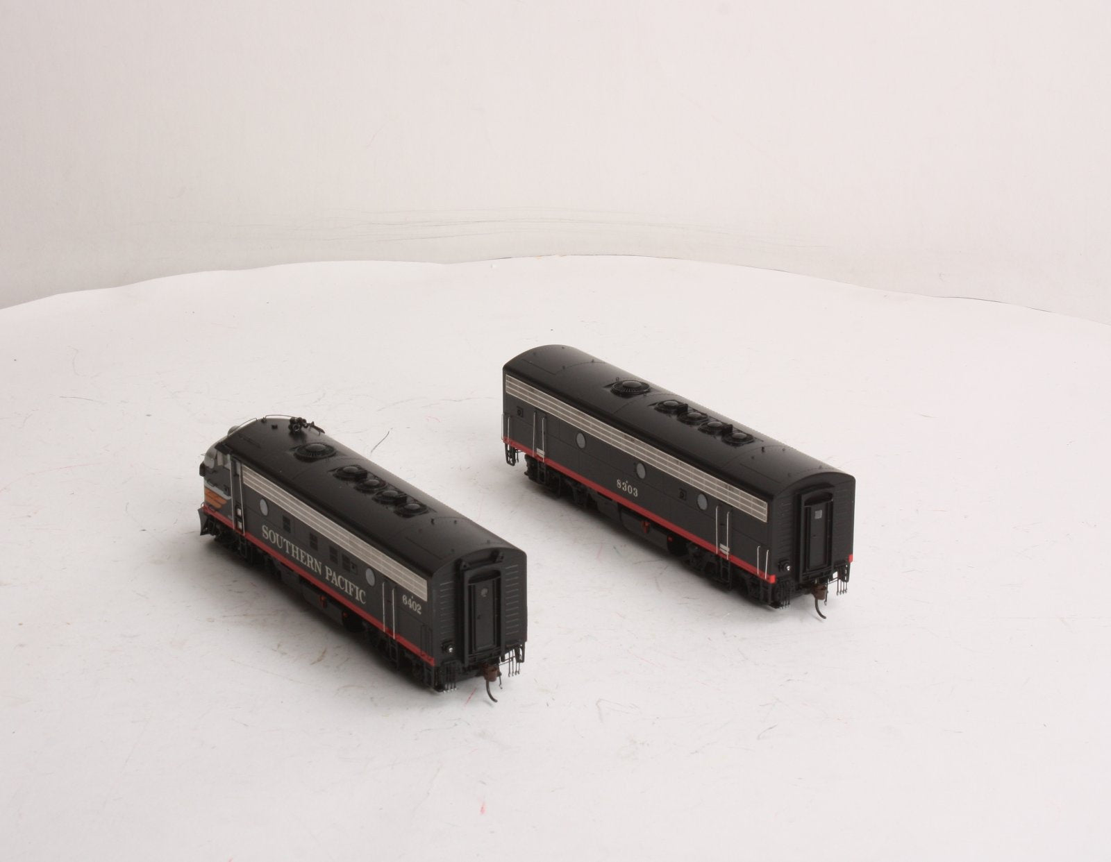 Athearn G22091 HO SP/Black Widow Modernized F7 A/B Diesel Locomotive #6402,#8303