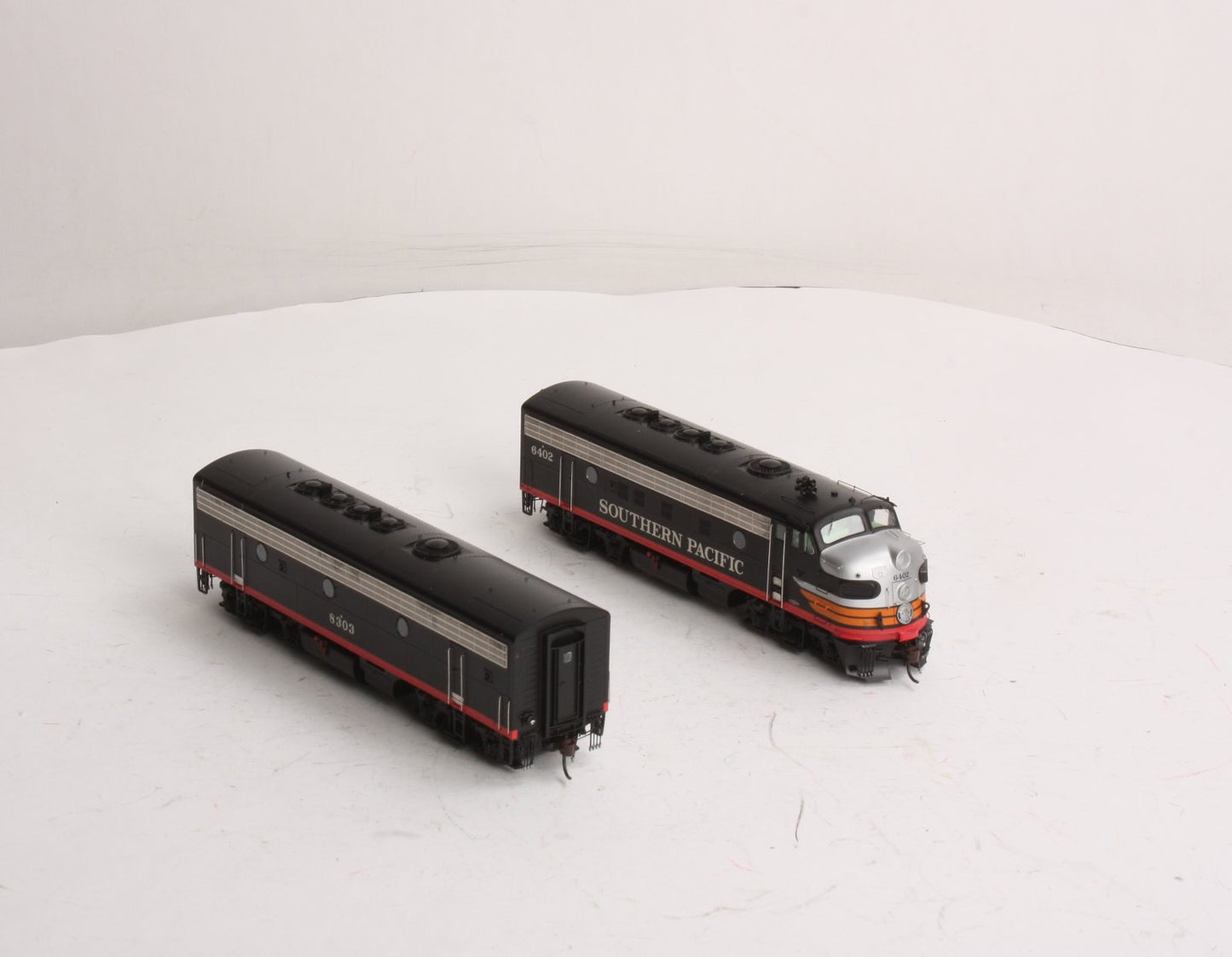 Athearn G22091 HO SP/Black Widow Modernized F7 A/B Diesel Locomotive #6402,#8303