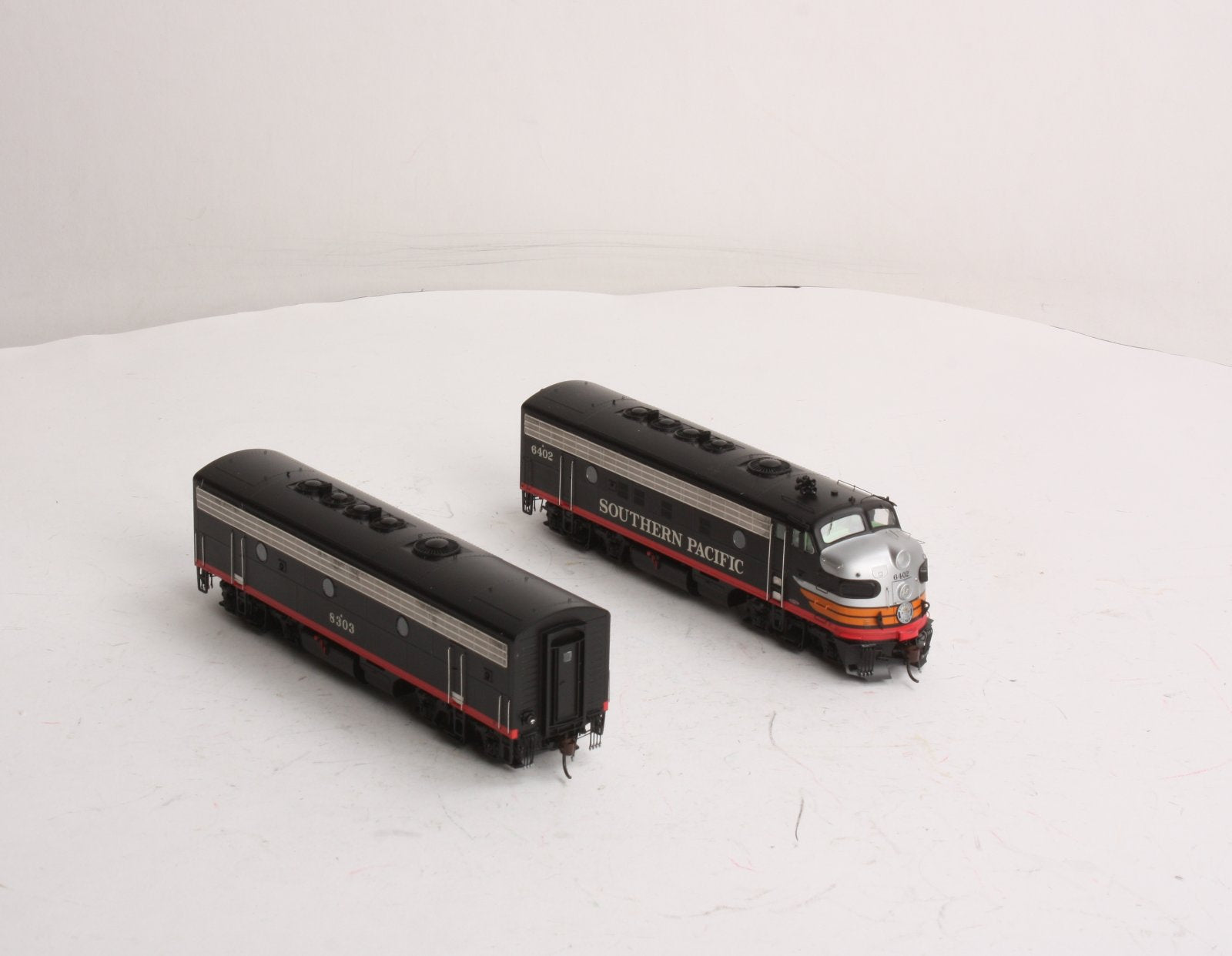 Athearn G22091 HO SP/Black Widow Modernized F7 A/B Diesel Locomotive #6402,#8303