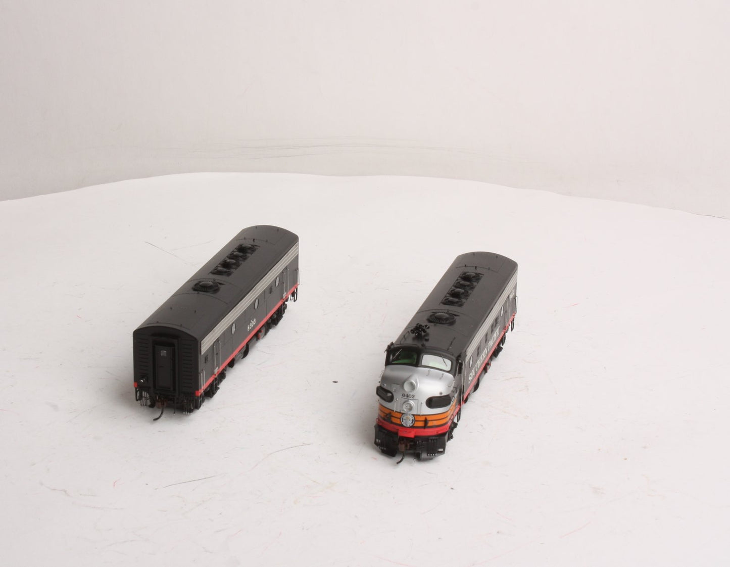 Athearn G22091 HO SP/Black Widow Modernized F7 A/B Diesel Locomotive #6402,#8303