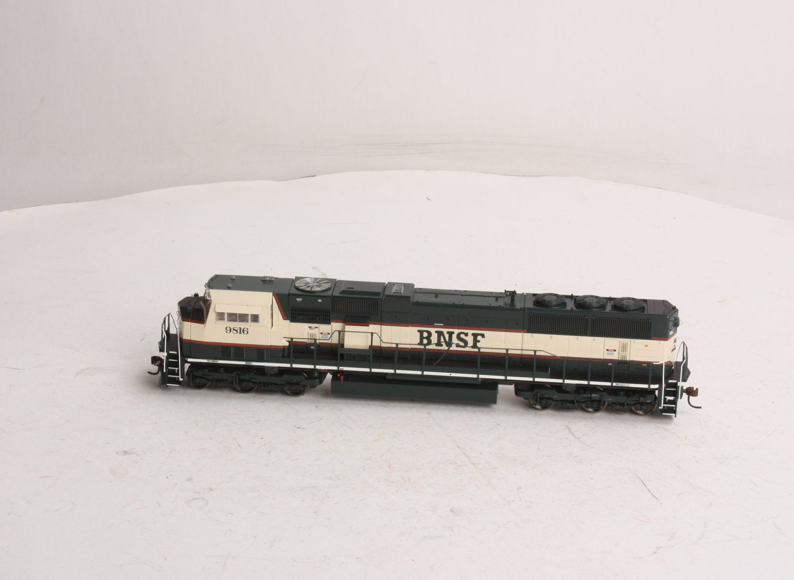 Athearn G64773 HO Burlington Nortyhern SD-70MAC Diesel #9816