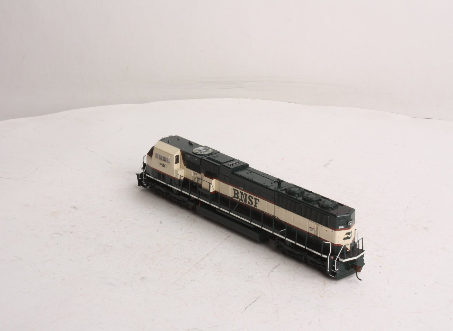 Athearn G64773 HO Burlington Nortyhern SD-70MAC Diesel #9816