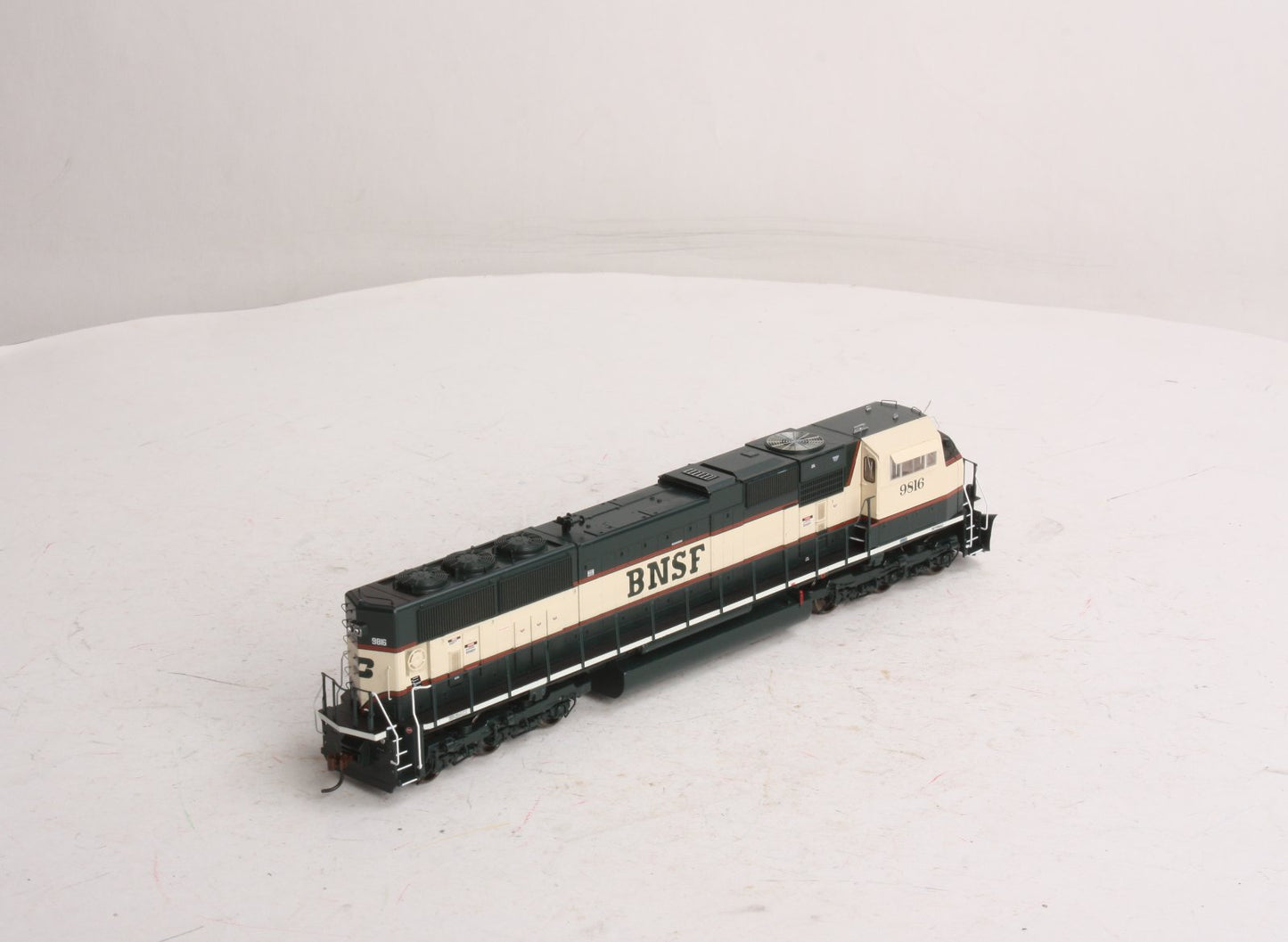 Athearn G64773 HO Burlington Nortyhern SD-70MAC Diesel #9816