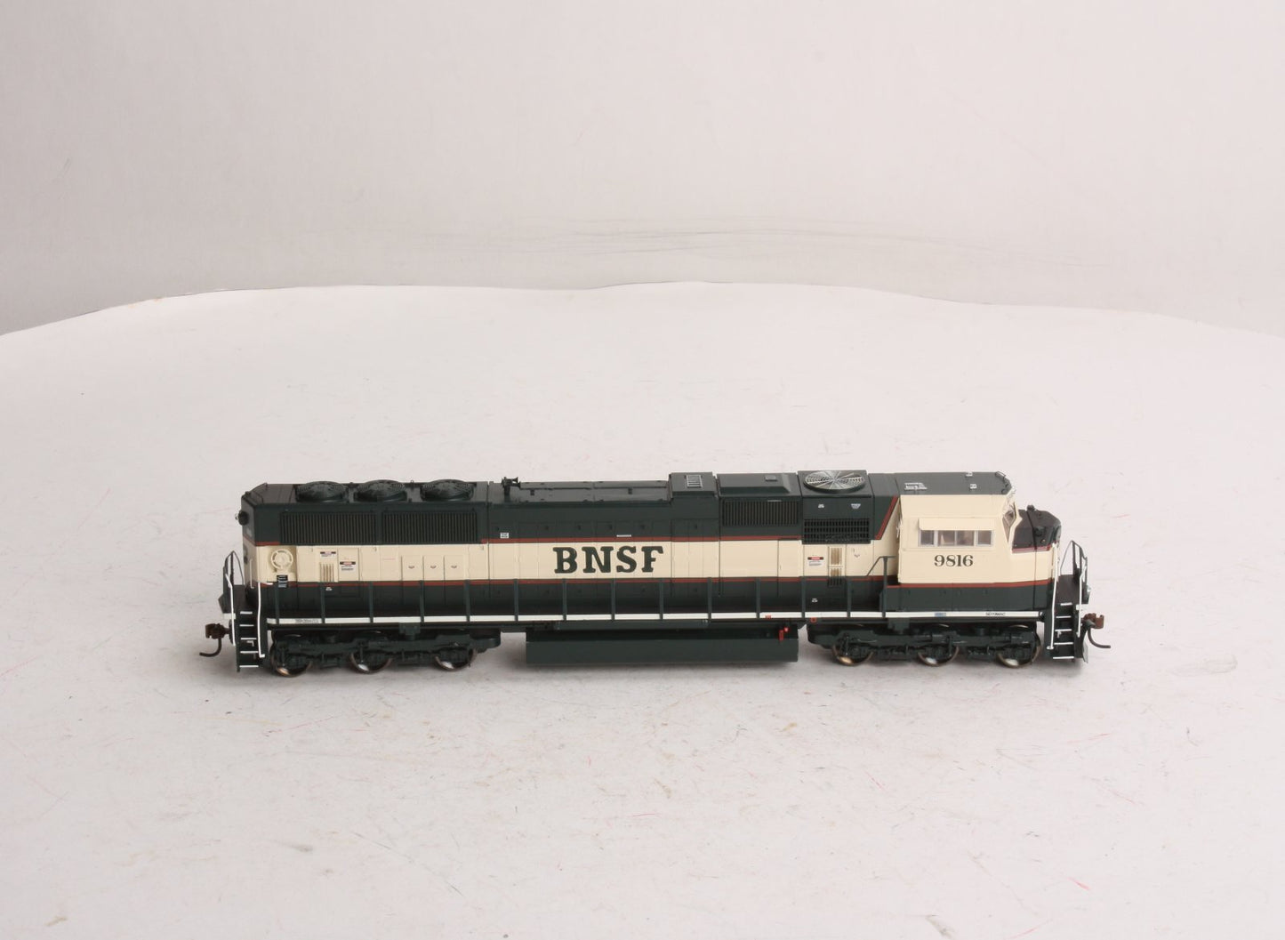 Athearn G64773 HO Burlington Nortyhern SD-70MAC Diesel #9816