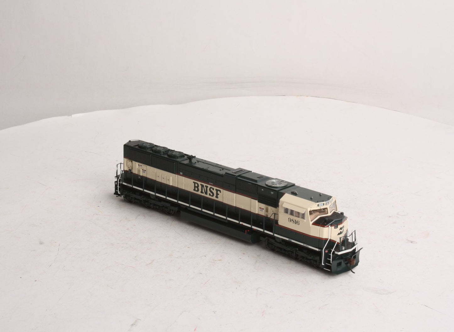 Athearn G64773 HO Burlington Nortyhern SD-70MAC Diesel #9816