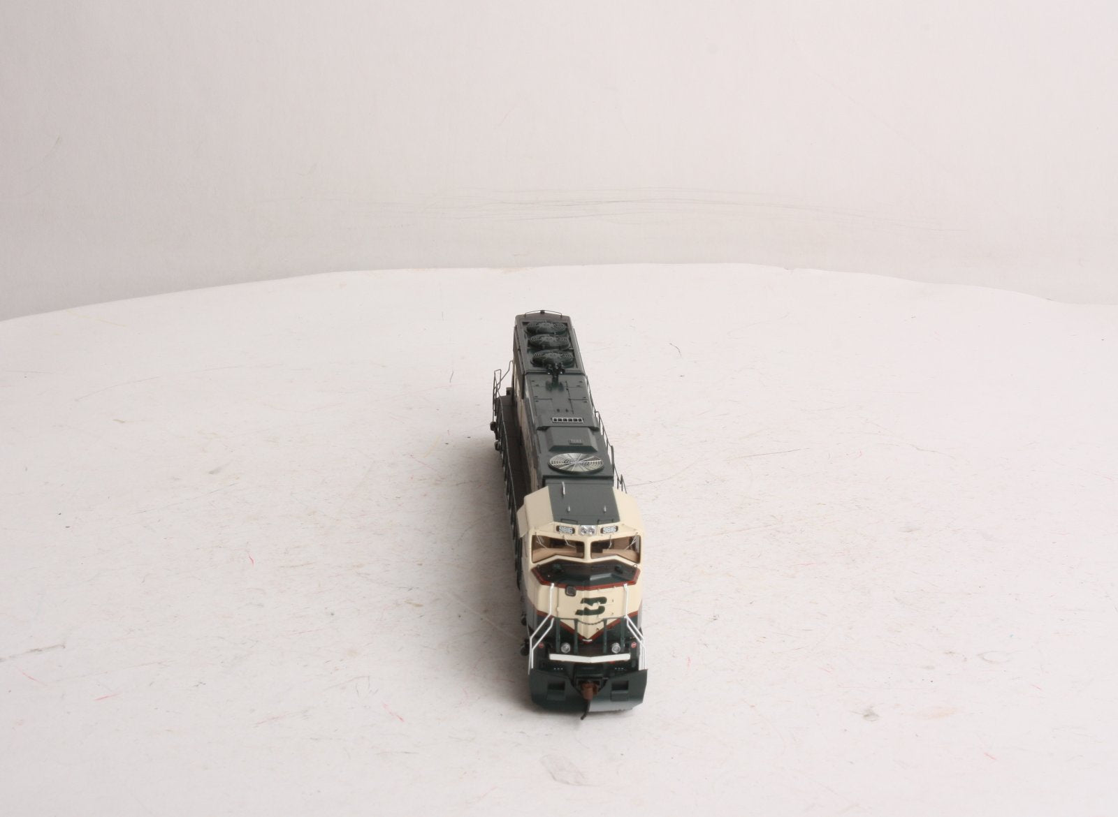Athearn G64773 HO Burlington Nortyhern SD-70MAC Diesel #9816