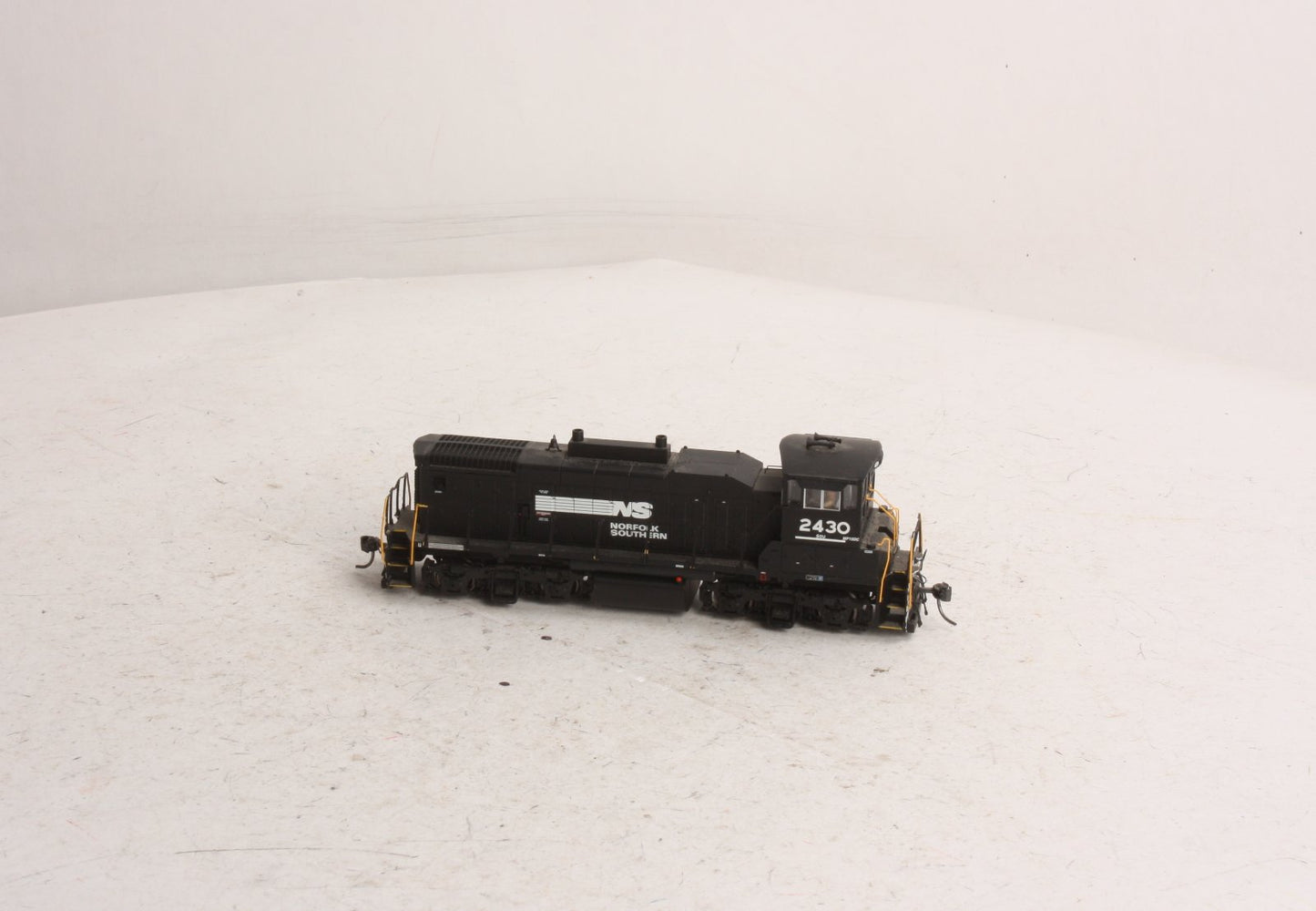 Atlas 9973 HO MP15DC NS #2430/blk&wht