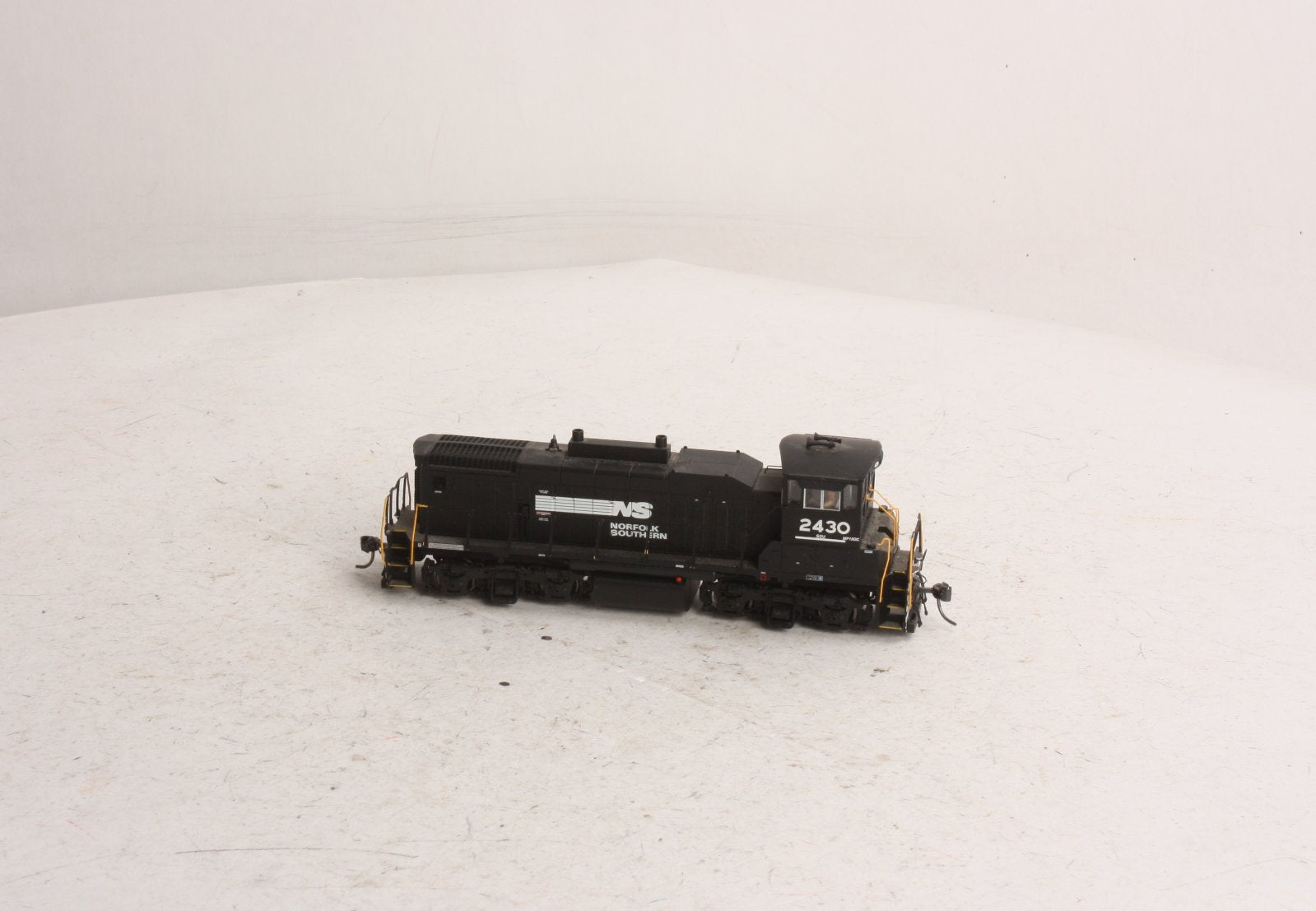 Atlas 9973 HO MP15DC NS #2430/blk&wht