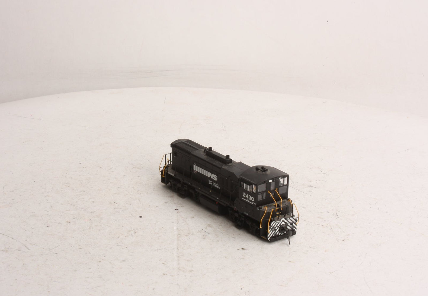 Atlas 9973 HO MP15DC NS #2430/blk&wht