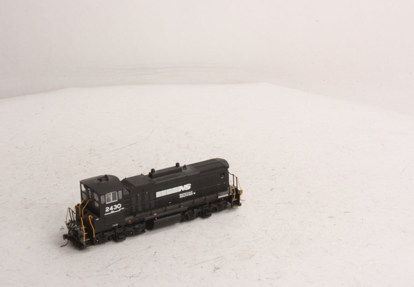Atlas 9973 HO MP15DC NS #2430/blk&wht