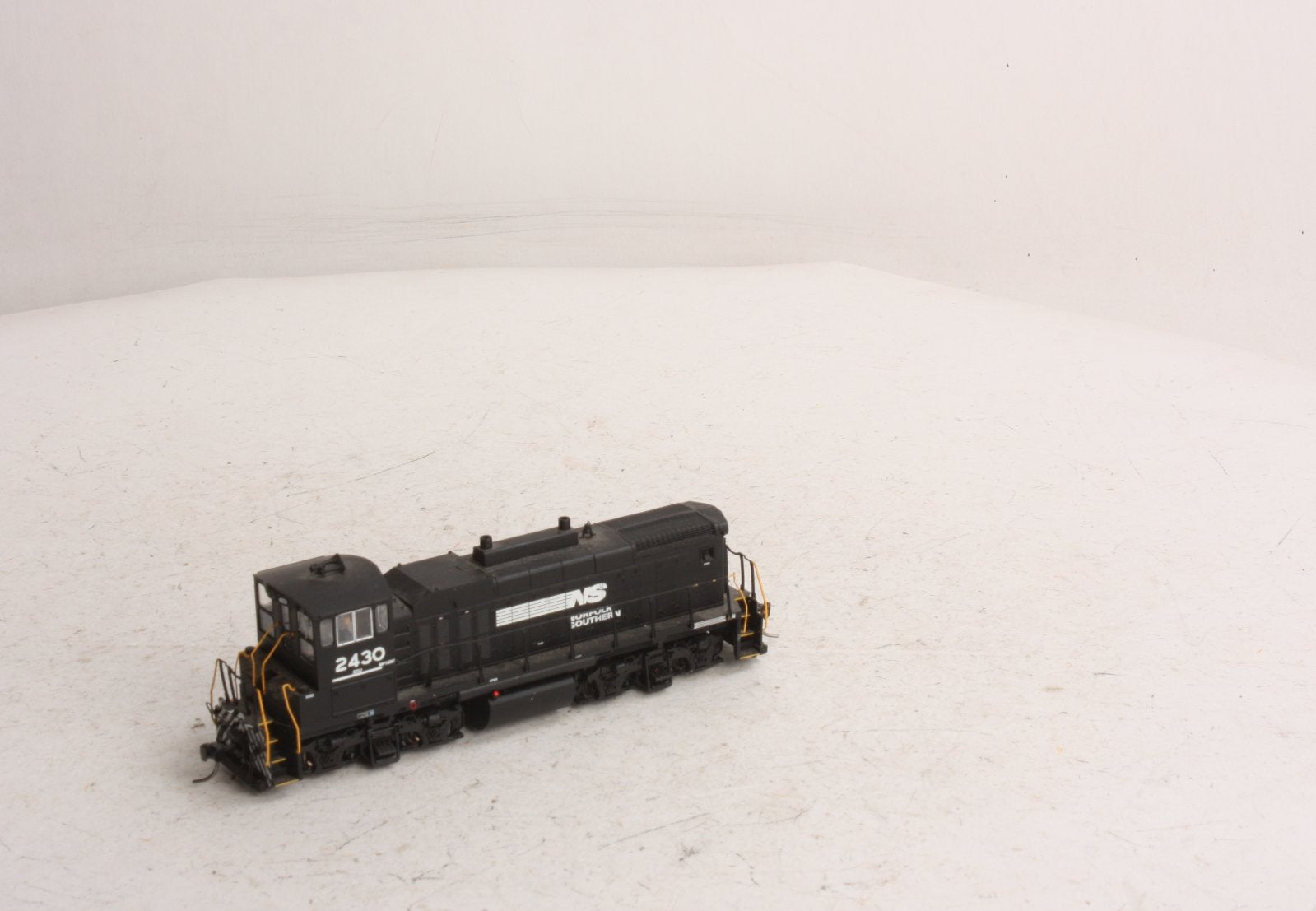 Atlas 9973 HO MP15DC NS #2430/blk&wht