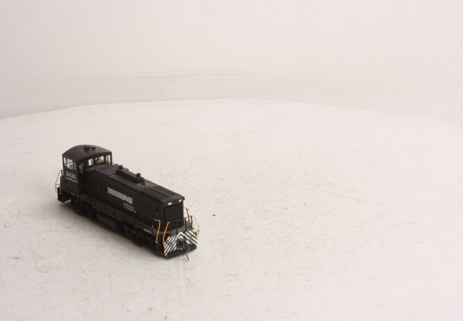 Atlas 9973 HO MP15DC NS #2430/blk&wht