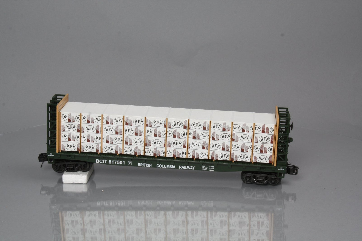 MTH 20-98660 British Columbia Flat Car w/ Bulkheads & Covered Wood Load #817501