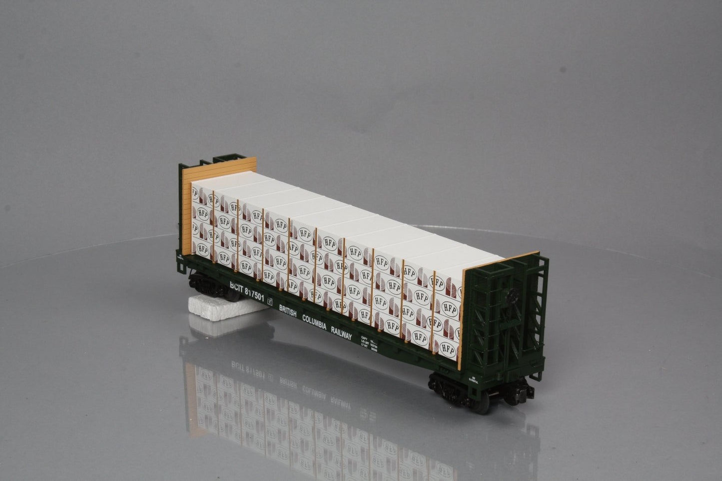 MTH 20-98660 British Columbia Flat Car w/ Bulkheads & Covered Wood Load #817501