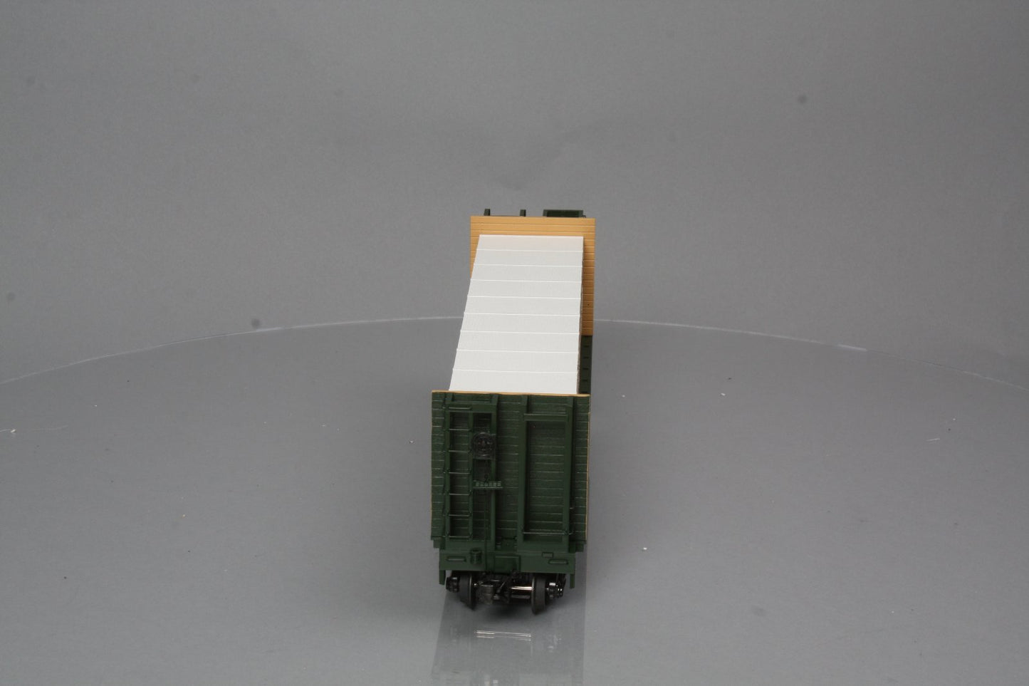 MTH 20-98660 British Columbia Flat Car w/ Bulkheads & Covered Wood Load #817501