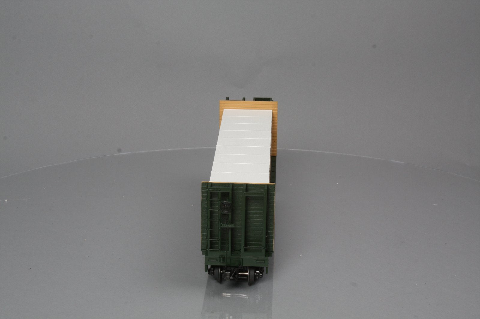 MTH 20-98660 British Columbia Flat Car w/ Bulkheads & Covered Wood Load #817501