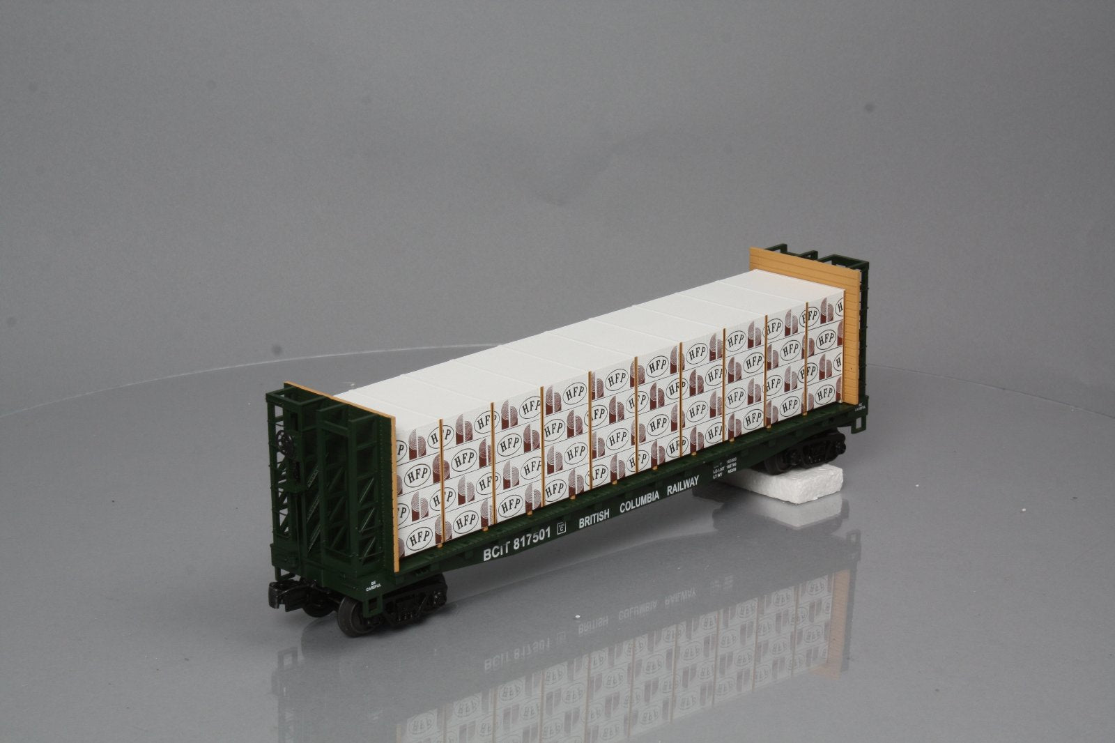 MTH 20-98660 British Columbia Flat Car w/ Bulkheads & Covered Wood Load #817501