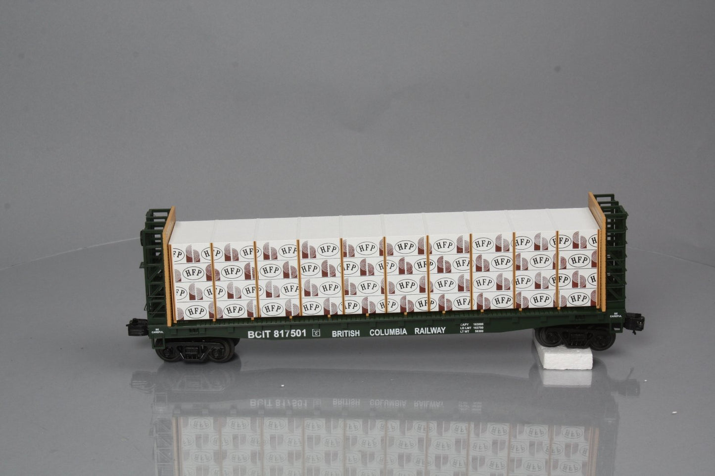 MTH 20-98660 British Columbia Flat Car w/ Bulkheads & Covered Wood Load #817501