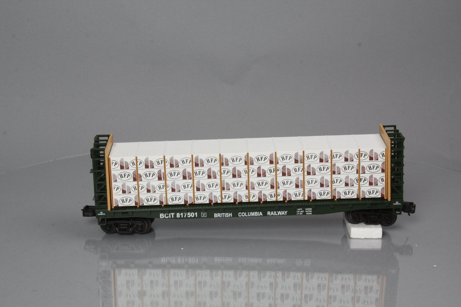 MTH 20-98660 British Columbia Flat Car w/ Bulkheads & Covered Wood Load #817501