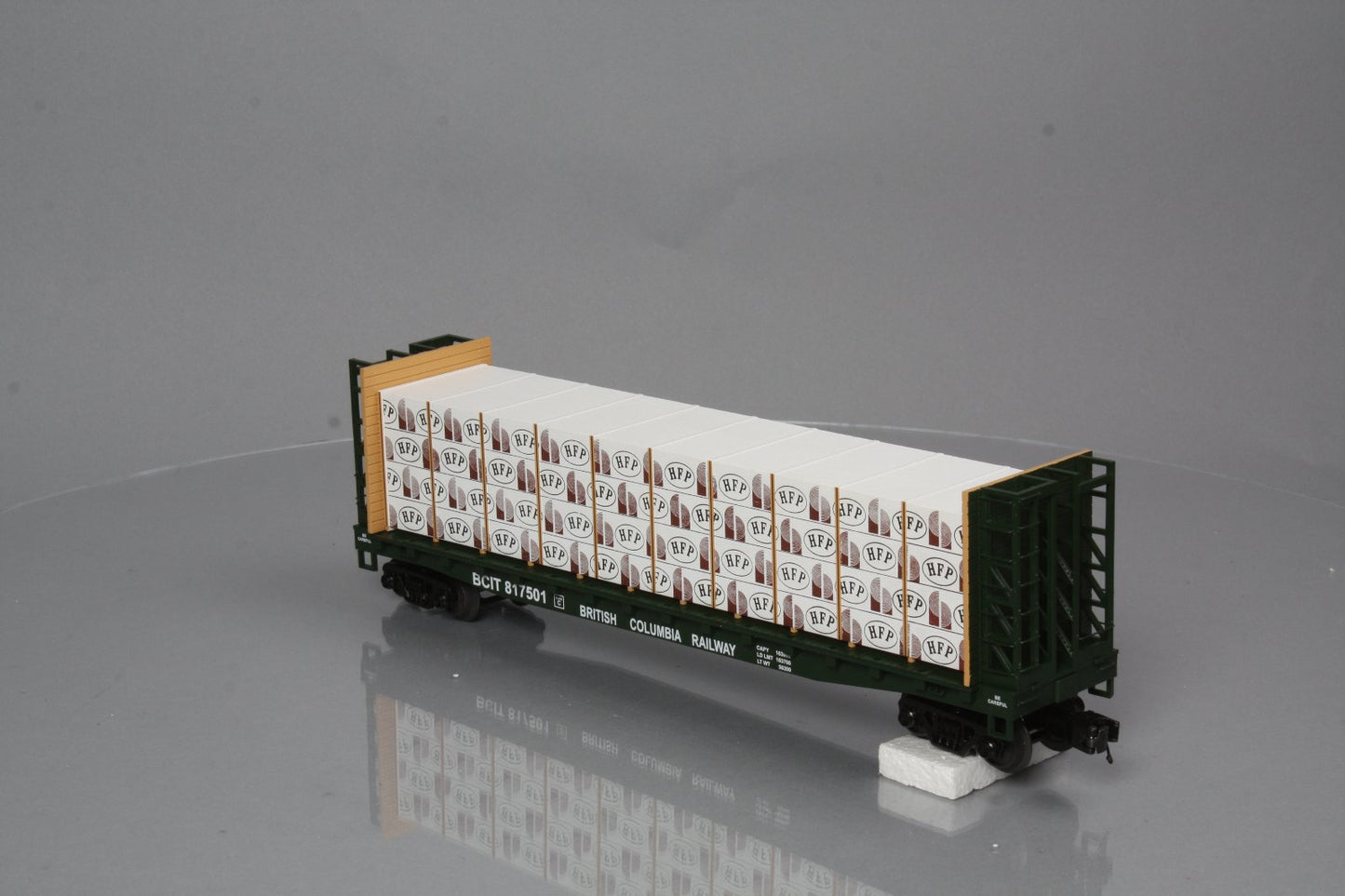 MTH 20-98660 British Columbia Flat Car w/ Bulkheads & Covered Wood Load #817501