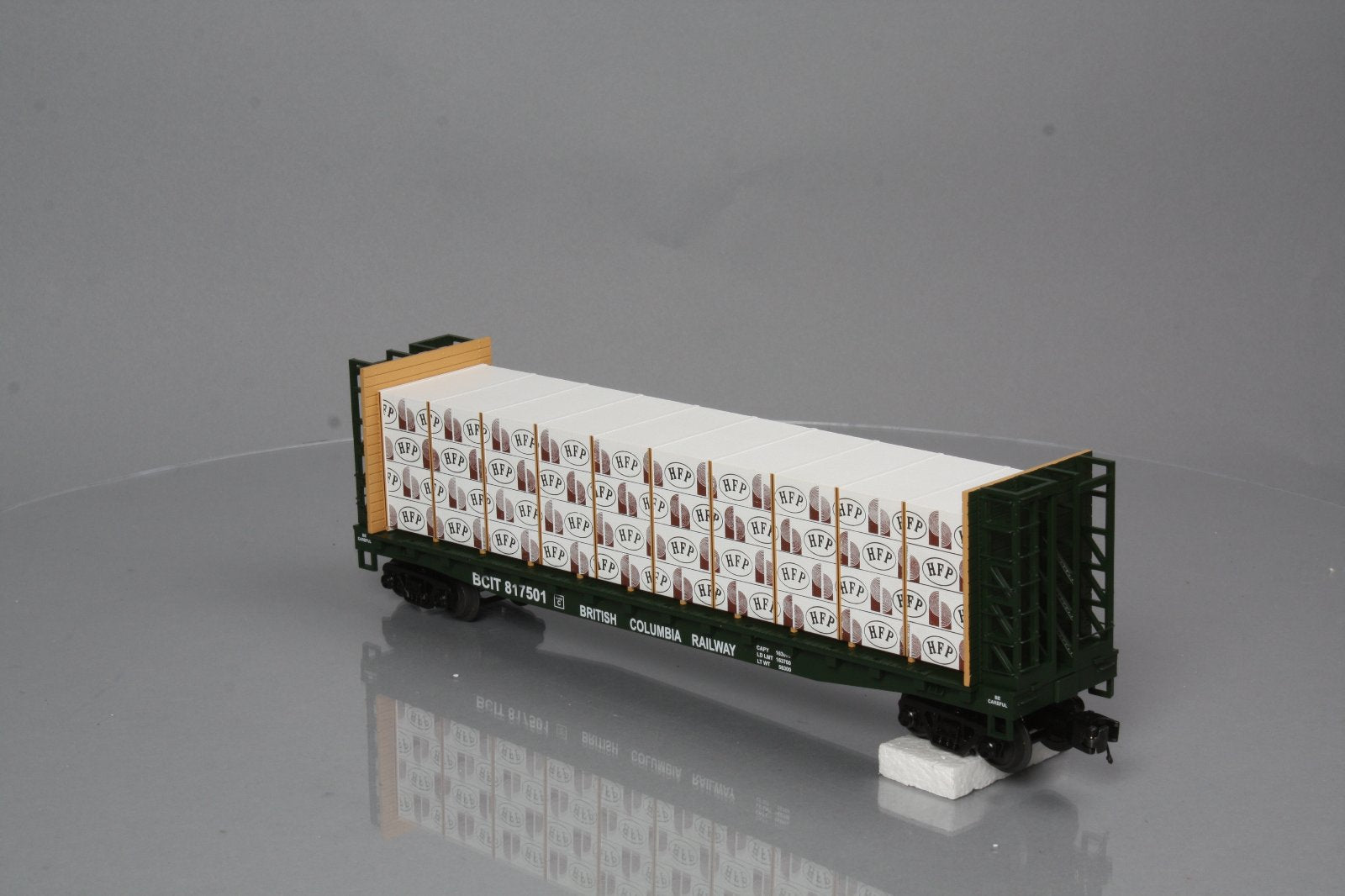 MTH 20-98660 British Columbia Flat Car w/ Bulkheads & Covered Wood Load #817501