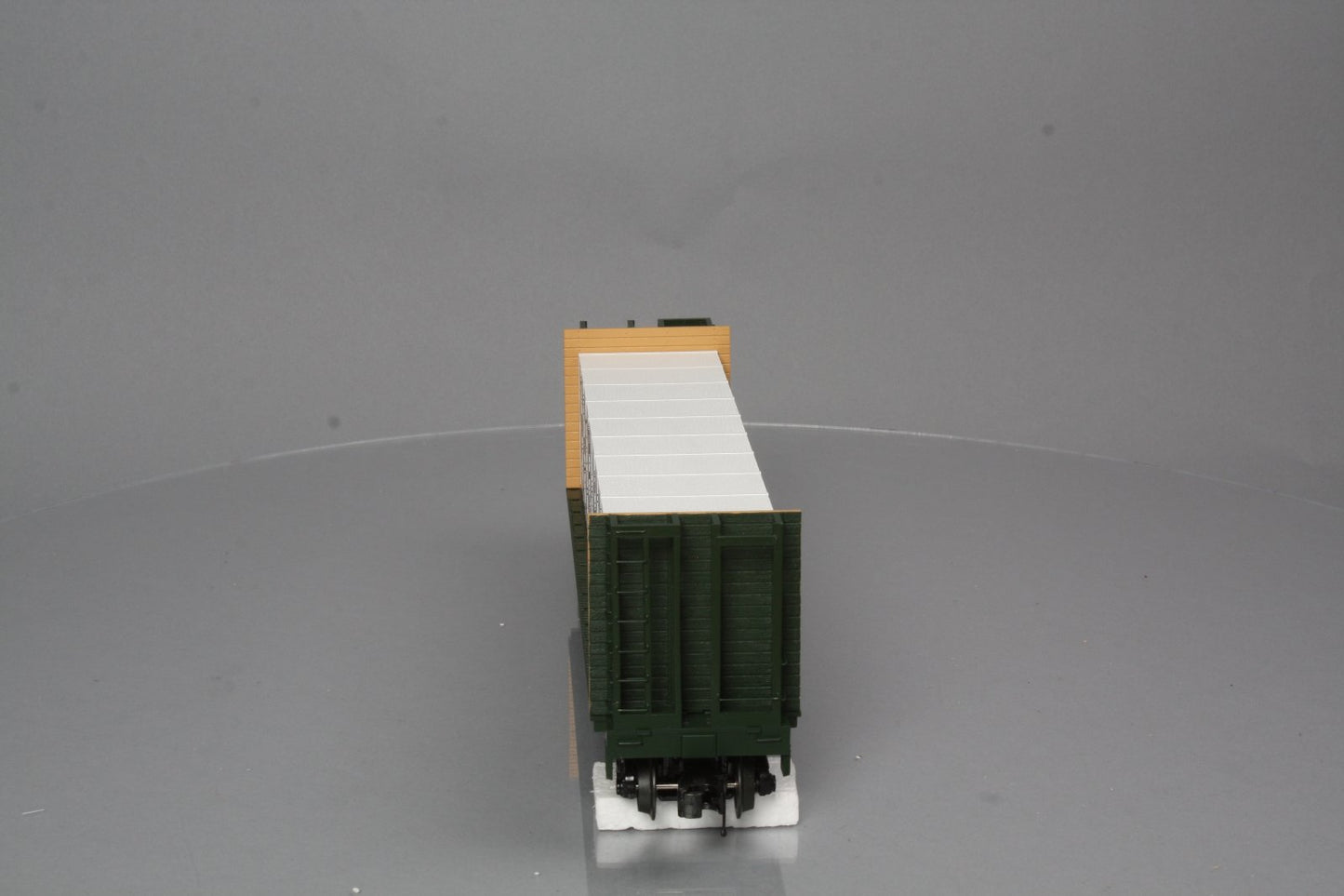 MTH 20-98660 British Columbia Flat Car w/ Bulkheads & Covered Wood Load #817501