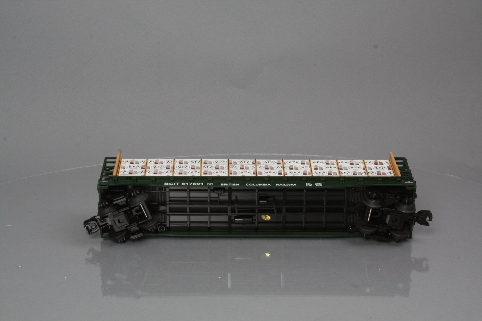 MTH 20-98660 British Columbia Flat Car w/ Bulkheads & Covered Wood Load #817501