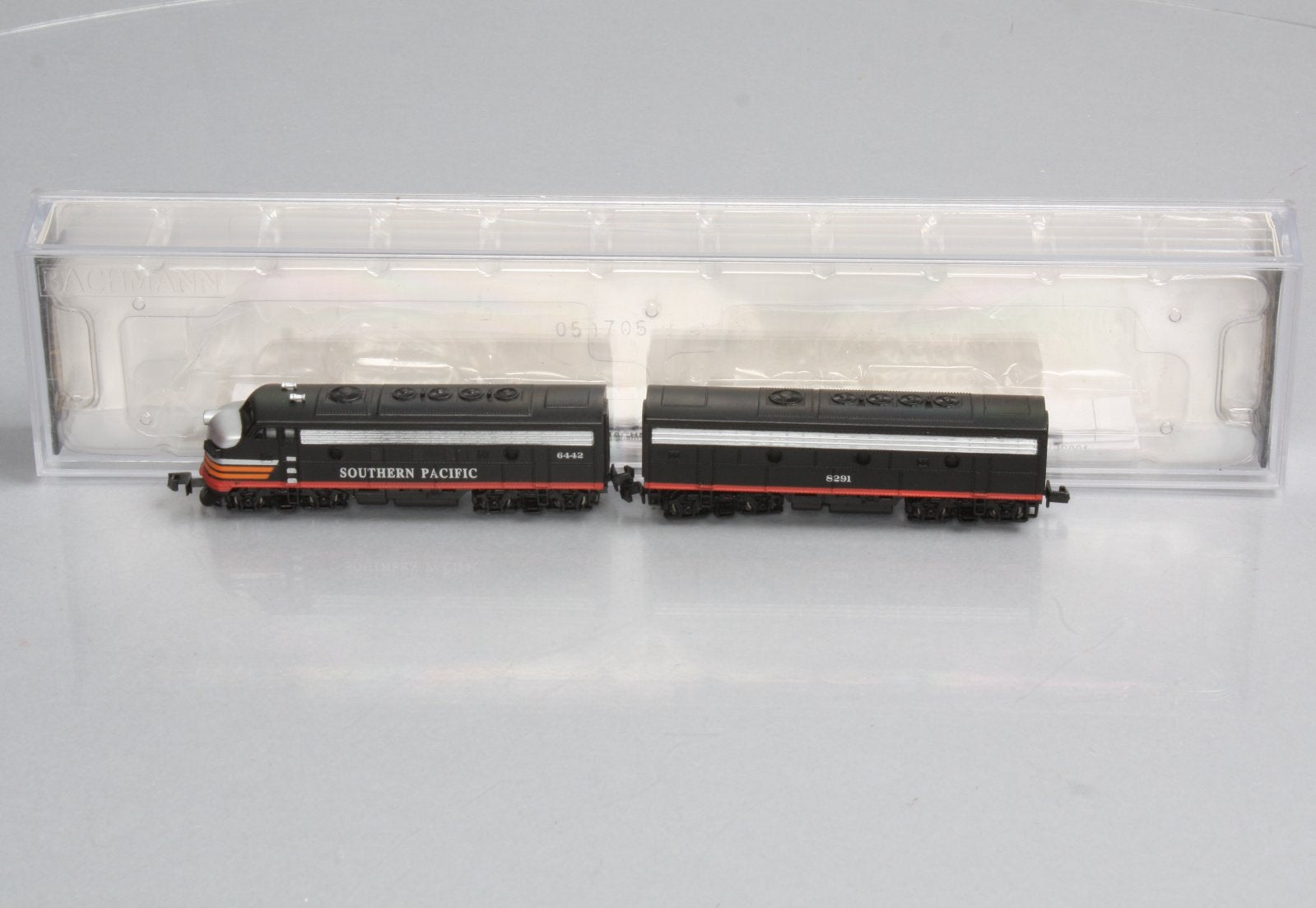 Bachmann 81260 N Scale Southern Pacific F7 AB Diesel Locomotive #6442 & #8291