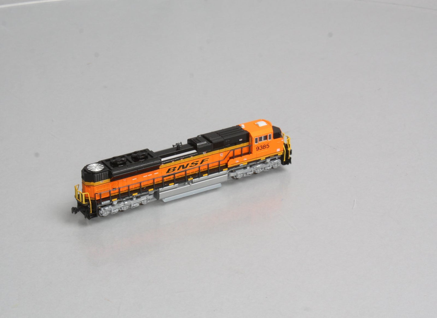 Kato 176-8417 BNSF SD70ACe Diesel Locomotive #9385