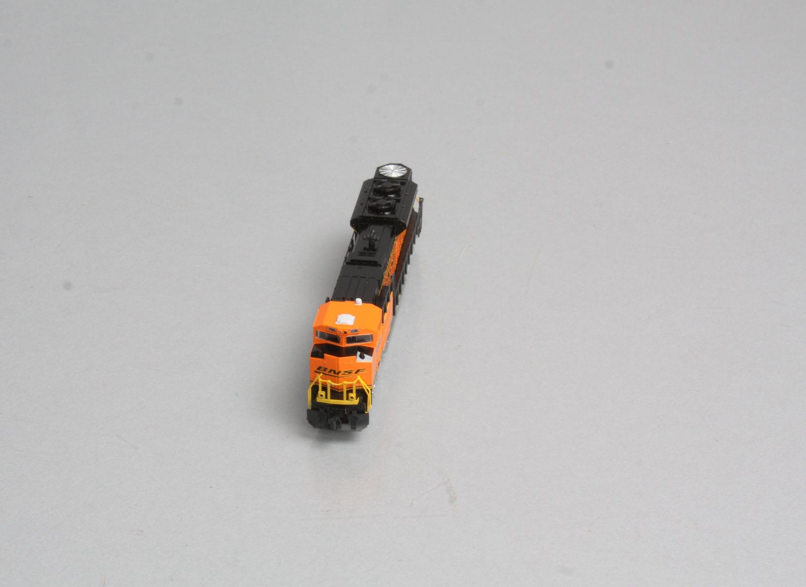 Kato 176-8417 BNSF SD70ACe Diesel Locomotive #9385 – Trainz