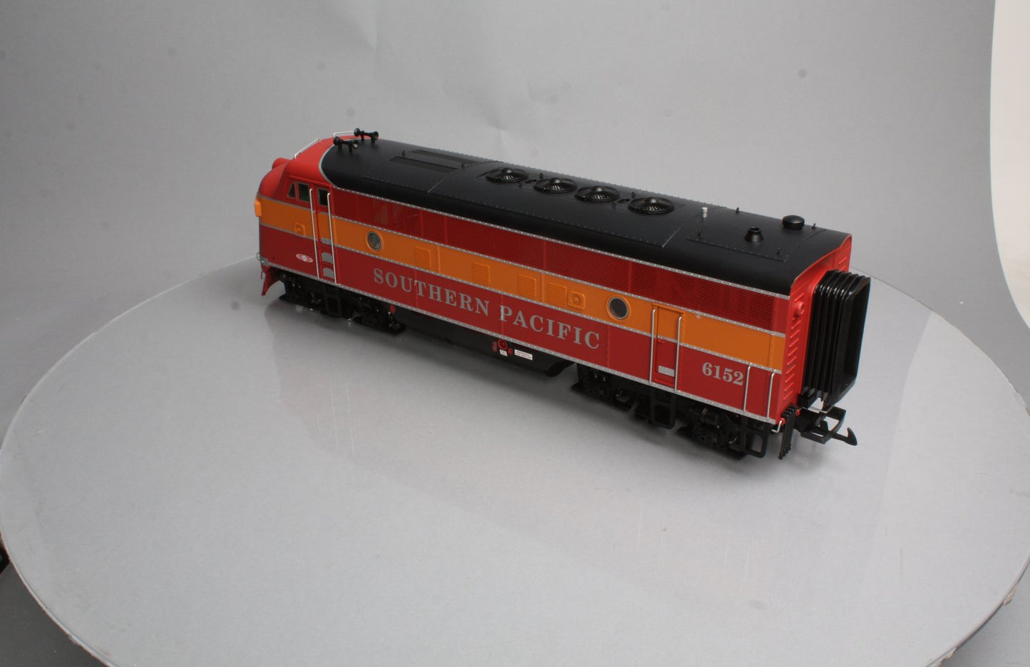 USA Trains 22370 G Scale SP "Daylight" F-3A Powered Diesel Locomotive #6152