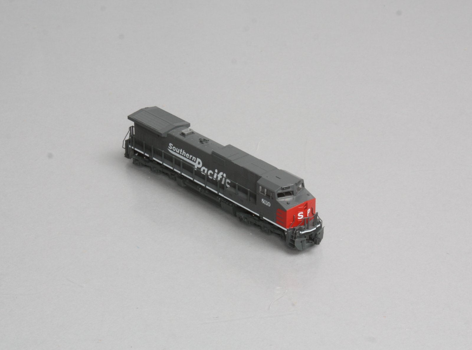 Kato 176-3611 N Southern Pacific C44-9W Diesel Locomotive #8110