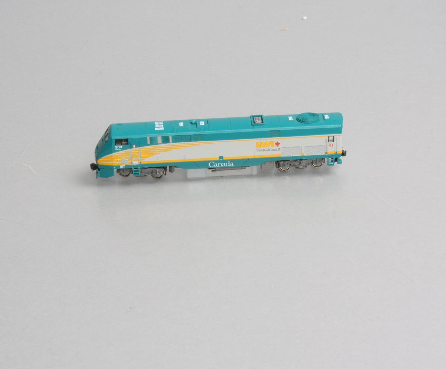 Kato 176-6007 N Scale VIA Rail P42 Diesel Locomotive #900