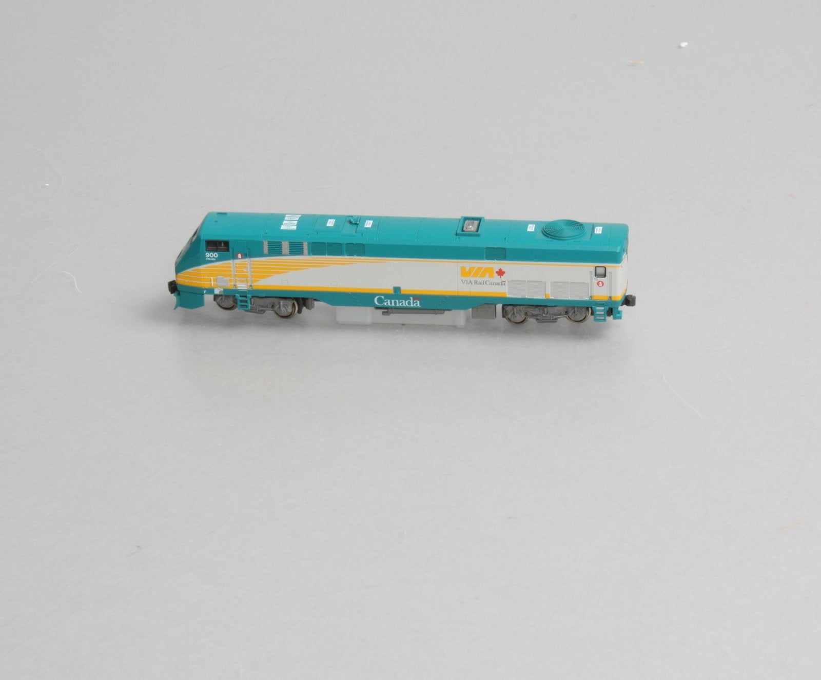 Kato 176-6007 N Scale VIA Rail P42 Diesel Locomotive #900
