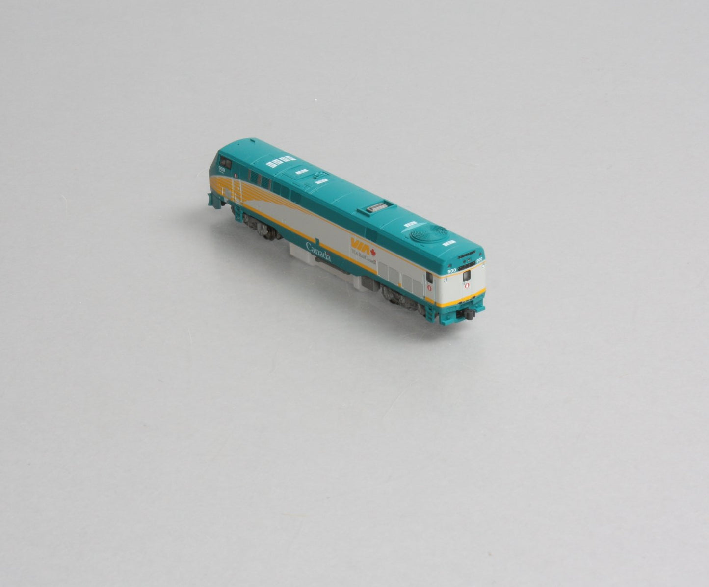 Kato 176-6007 N Scale VIA Rail P42 Diesel Locomotive #900