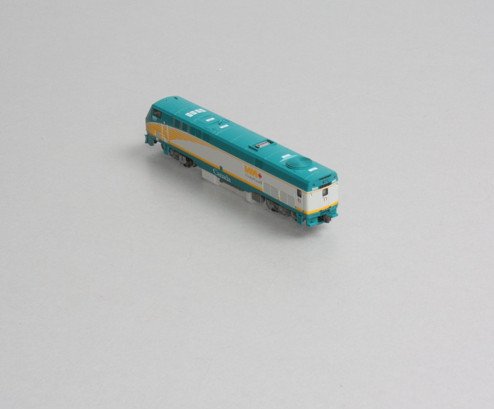 Kato 176-6007 N Scale VIA Rail P42 Diesel Locomotive #900