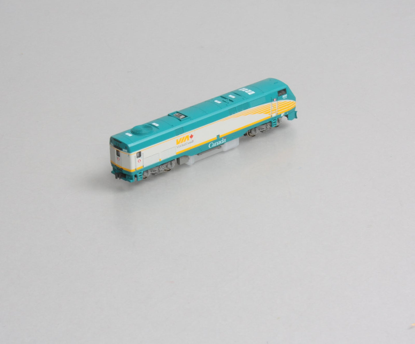 Kato 176-6007 N Scale VIA Rail P42 Diesel Locomotive #900